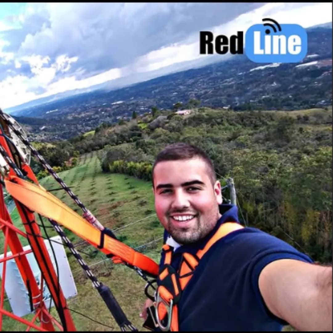 Alejandro, fundador de Redline Inc SAS, en lo alto de una torre de telecomunicaciones